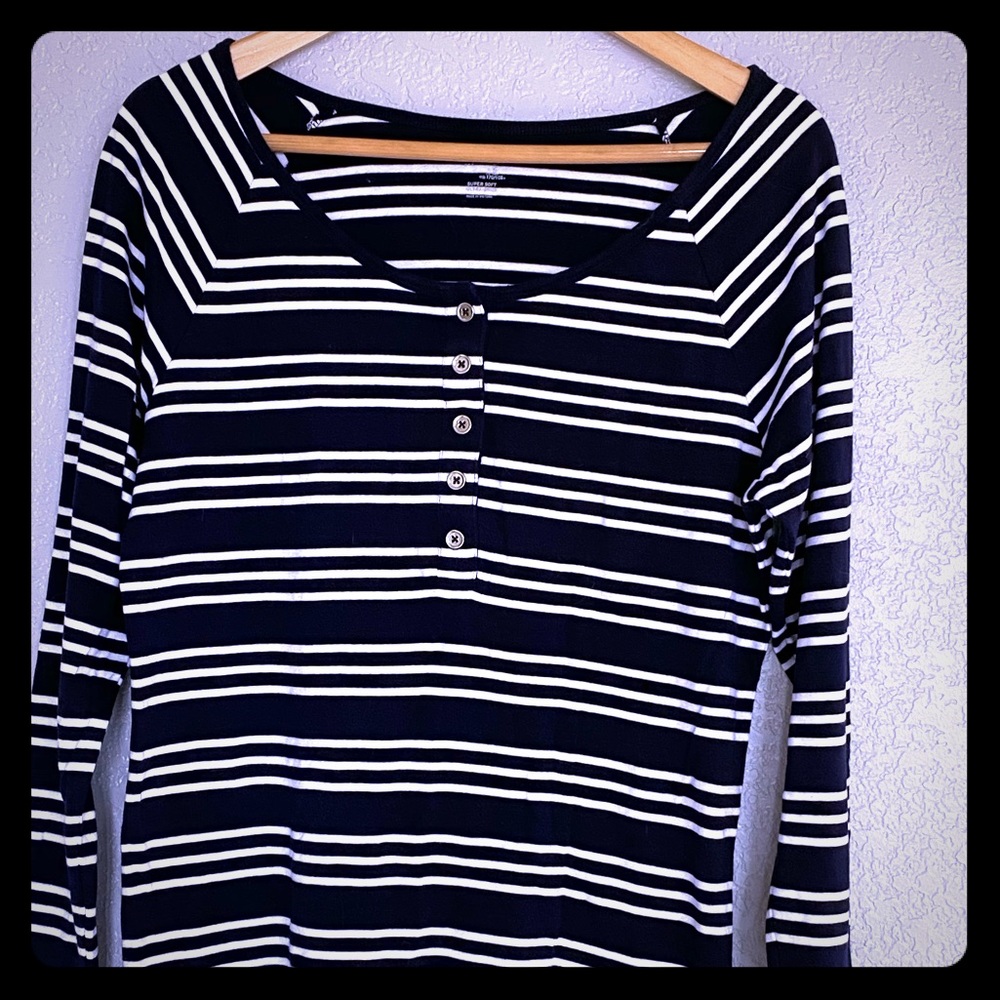 GAP Women’s XL Navy/White Striped Long Sleeve Tee